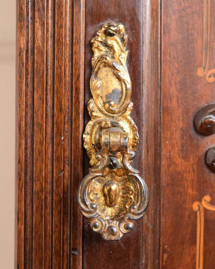 アンティークのキャビネット　アンティーク家具　象嵌が美しい小さなキャビネット、アンティークぺディスタルカップボード。開ける度にワクワク･･･取っ手もアンティークらしいデザイン。(k-2689-f)