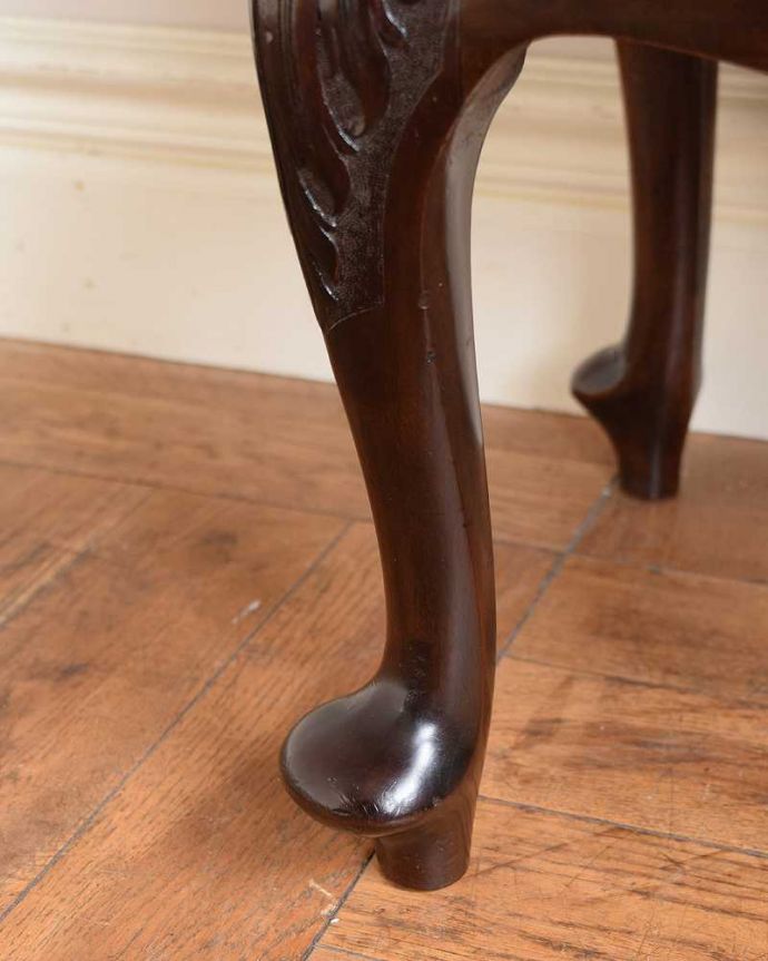 アンティークのキャビネット　アンティーク家具　象嵌が美しい小さなキャビネット、アンティークぺディスタルカップボード。女性１人でもラクに運べちゃうヒミツHandleのアンティークは、脚の裏にフェルトキーパーをお付けしているので、床を滑らせれば女性でも移動がカンタンに出来ます！ご安心下さい。(k-2689-f)