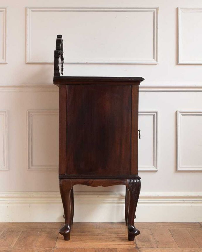 アンティークのキャビネット　アンティーク家具　象嵌が美しい小さなキャビネット、アンティークぺディスタルカップボード。クルッと回転。(k-2689-f)