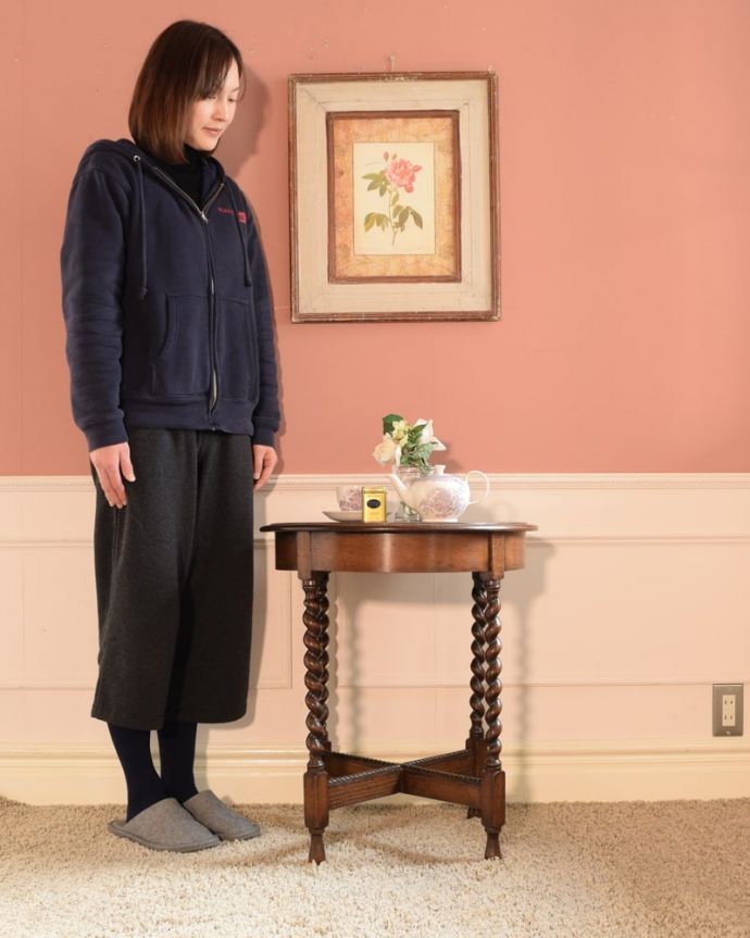 アンティークのテーブル　アンティーク家具　英国から到着したアンティーク家具、ツイスト脚のオケージョナルテーブル 。便利に使えるコンパクトサイズのテーブル「オケージョナル」とは「便利に使える」と言う意味。(k-2690-f)