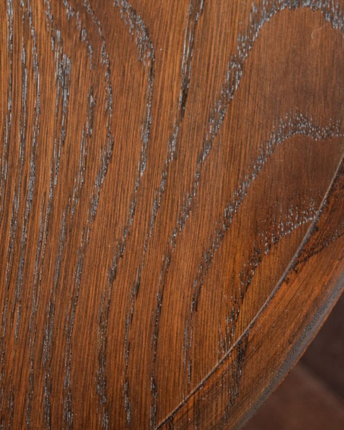 アンティークのテーブル　アンティーク家具　英国から到着したアンティーク家具、ツイスト脚のオケージョナルテーブル 。近づいて見てみると･･･天板を見てみるとこんな感じです。(k-2690-f)