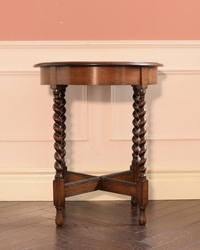 アンティークのテーブル　アンティーク家具　英国から到着したアンティーク家具、ツイスト脚のオケージョナルテーブル 。クルッと回転。(k-2690-f)