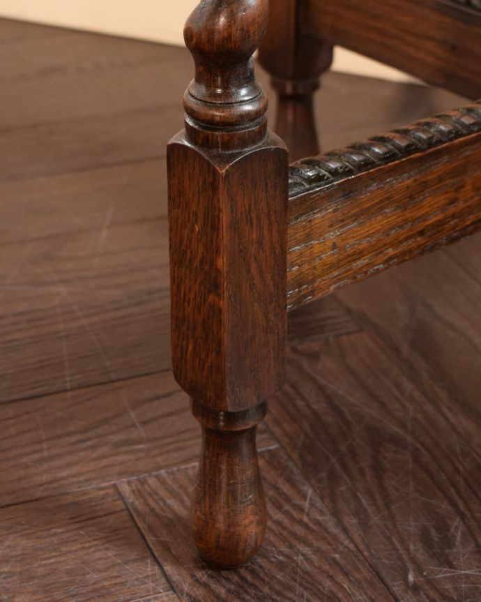 アンティークのテーブル　アンティーク家具　英国から到着したアンティーク家具、ツイスト脚のオケージョナルテーブル 。持ち上げなくても大丈夫！Handleのアンティークは、脚の裏にフェルトキーパーをお付けしています。(k-2690-f)