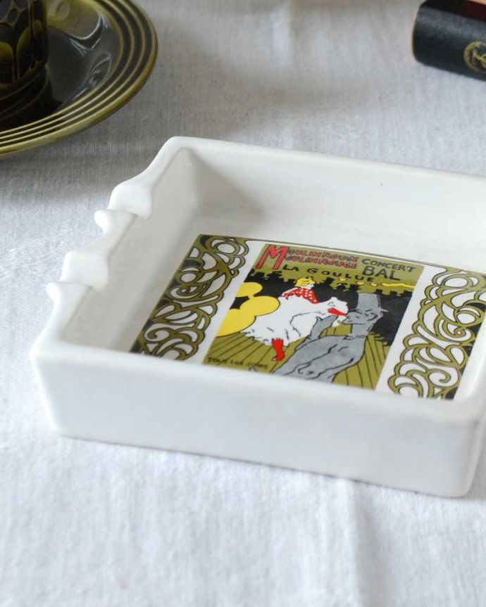 アンティーク 陶磁器の雑貨　アンティーク雑貨　英国輸入のアンティーク雑貨、クラシックなデザインがオシャレなアッシュトレイ（ 灰皿）。カールトンウェアらしい独創的なデザイン見た瞬間に分かるくらいカールトンウェアらしい独特のデザイン。(k-2690-z)