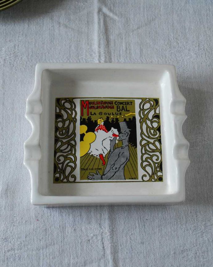 アンティーク 陶磁器の雑貨　アンティーク雑貨　英国輸入のアンティーク雑貨、クラシックなデザインがオシャレなアッシュトレイ（ 灰皿）。上から見るとこんな感じです状態のいいものだけを選んでいますが、アンティークなのでキズや欠けがある場合があります。(k-2690-z)