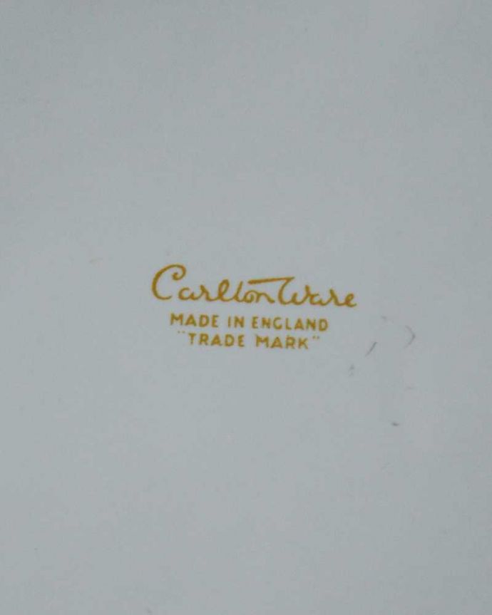 アンティーク 陶磁器の雑貨　アンティーク雑貨　英国輸入のアンティーク雑貨、クラシックなデザインがオシャレなアッシュトレイ（ 灰皿）。裏側には品質の証製造メーカー保証の意味がこもった窯印、ポーセリンマークがあります。(k-2690-z)