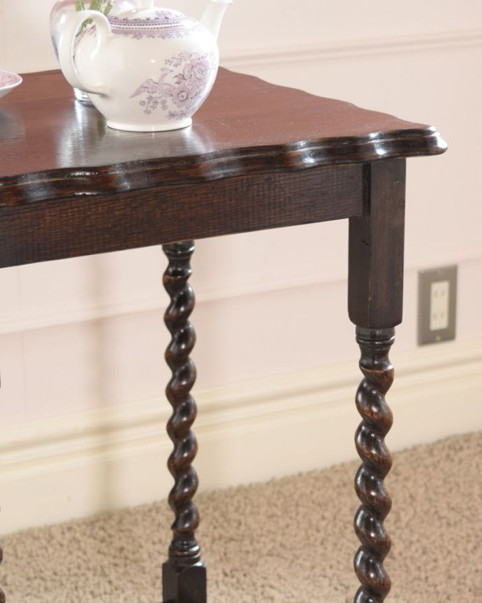 アンティークのテーブル アンティーク家具 英国から到着したアンティーク家具、ツイスト脚のオケージョナルテーブル 。間違いなし!英国アンティーク定番のデザインクルックルッとしなやかに巻かれた女性らしいデザインが印象的なツイスト脚。(k-2691-f)