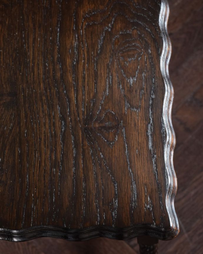 アンティークのテーブル アンティーク家具 英国から到着したアンティーク家具、ツイスト脚のオケージョナルテーブル 。近づいて見てみると・・・天板を見てみるとこんな感じです。(k-2691-f)