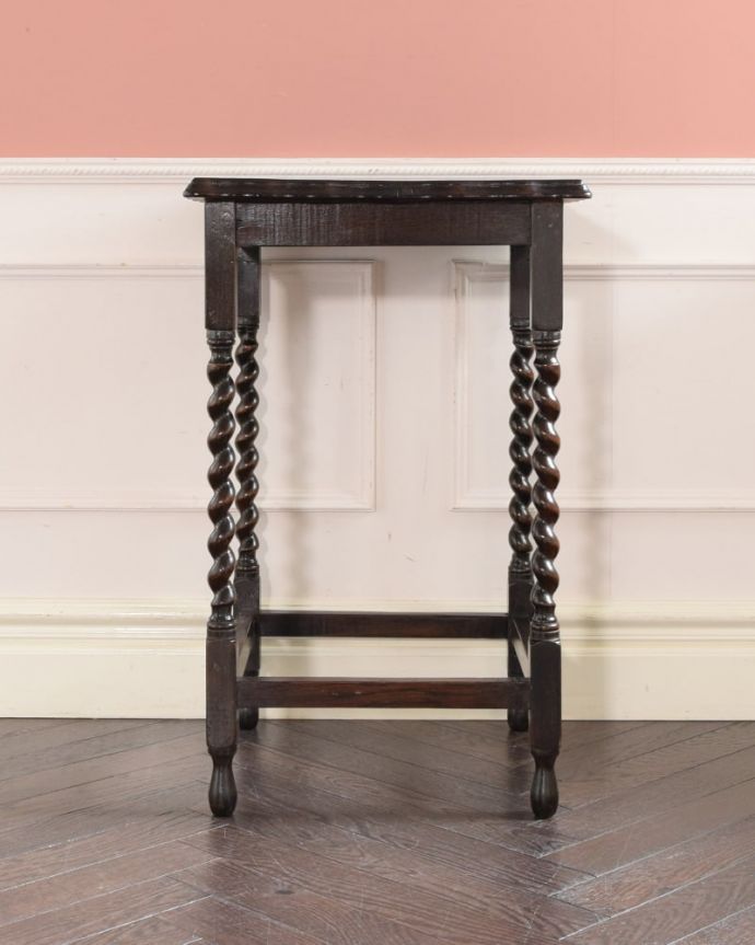 アンティークのテーブル アンティーク家具 英国から到着したアンティーク家具、ツイスト脚のオケージョナルテーブル 。クルッと回転。(k-2691-f)