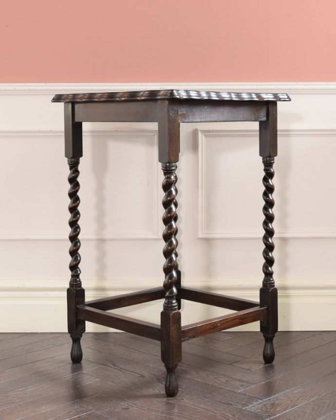 アンティークのテーブル アンティーク家具 英国から到着したアンティーク家具、ツイスト脚のオケージョナルテーブル 。しっかり修復しました。(k-2691-f)