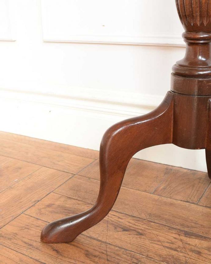 プランツスタンド・ケーキスタンド　アンティーク家具　アンティーク　プランツスタンド。持ち上げなくても移動できますHandleのアンティーク家具の脚の裏にはフェルトキーパーをお付けしているので、床を滑らせてラクに移動できます。(k-2693-f)