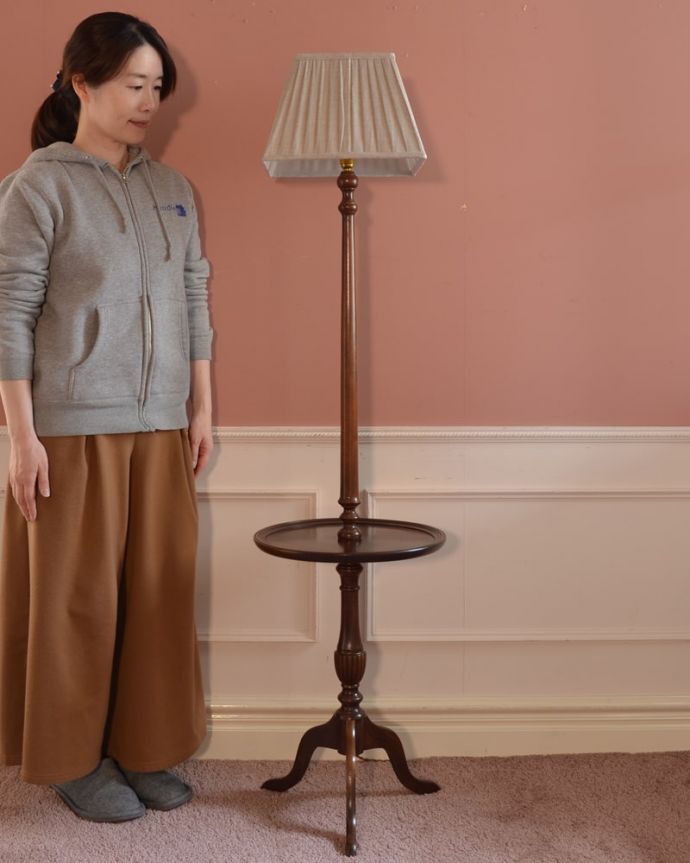 トライポッド　照明・ライティング　イギリスで見つけたアンティーク照明、テーブル付きの使いやすいフロアランプ（Ｅ26電球付）。。(k-2694-f)