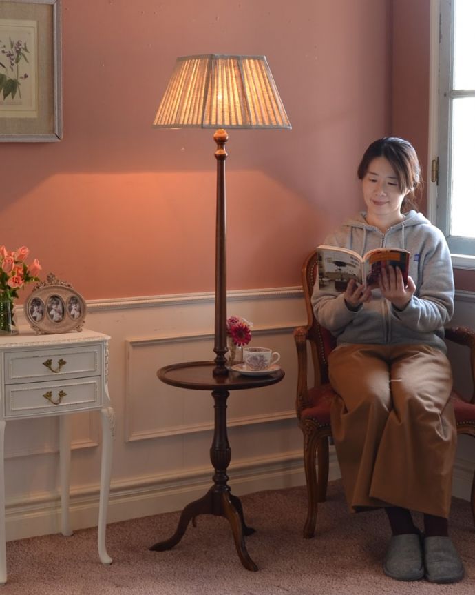 トライポッド　照明・ライティング　イギリスで見つけたアンティーク照明、テーブル付きの使いやすいフロアランプ（Ｅ26電球付）。。(k-2694-f)