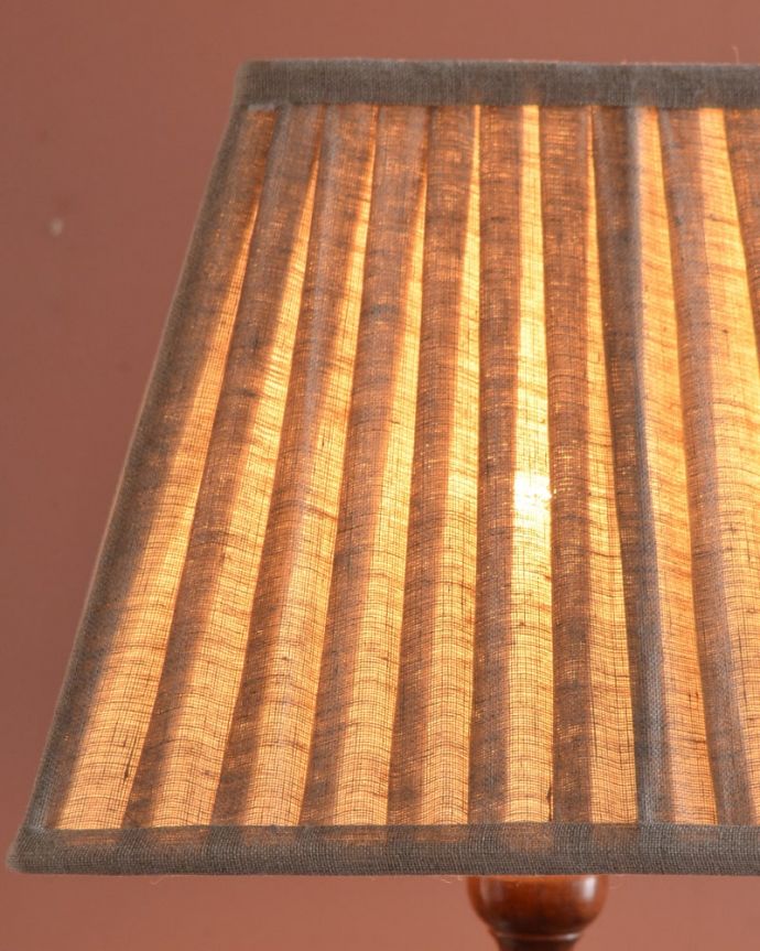 トライポッド　照明・ライティング　イギリスで見つけたアンティーク照明、テーブル付きの使いやすいフロアランプ（Ｅ26電球付）。。(k-2694-f)