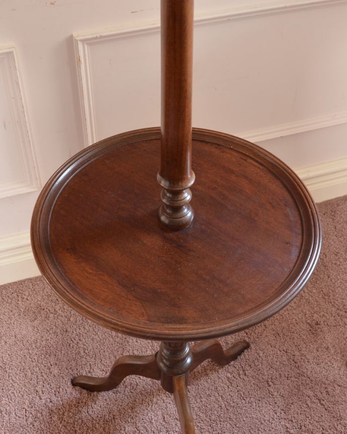 トライポッド　照明・ライティング　イギリスで見つけたアンティーク照明、テーブル付きの使いやすいフロアランプ（Ｅ26電球付）。。(k-2694-f)