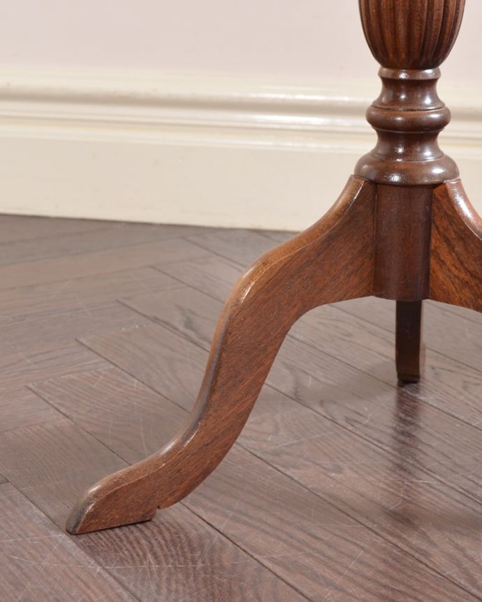 トライポッド　照明・ライティング　イギリスで見つけたアンティーク照明、テーブル付きの使いやすいフロアランプ（Ｅ26電球付）。。(k-2694-f)