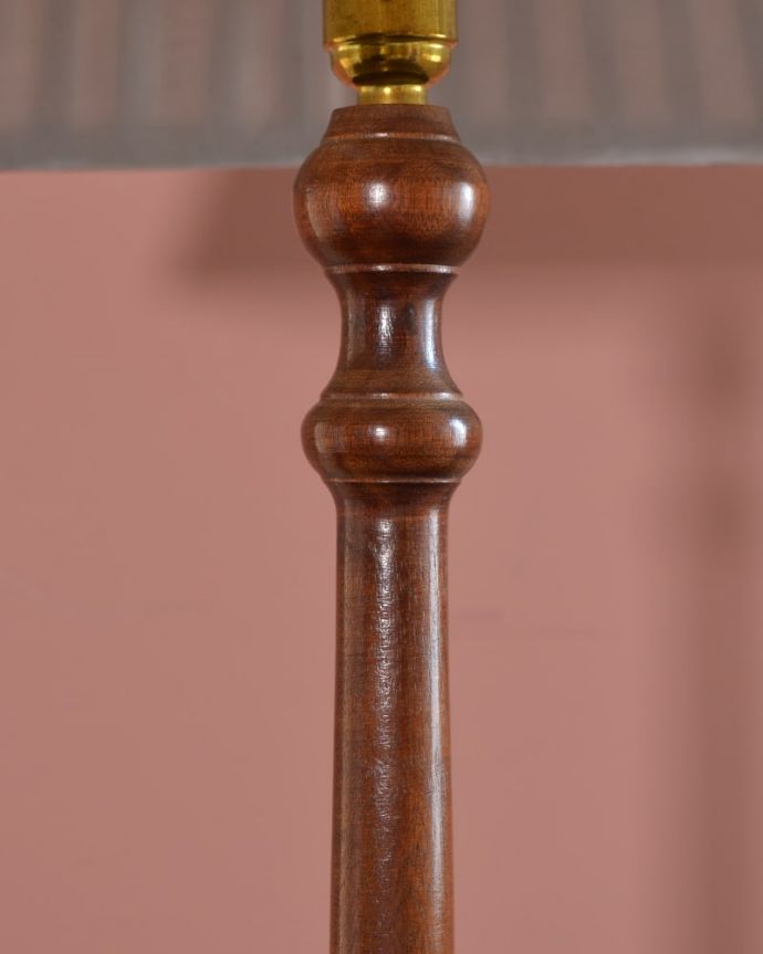 トライポッド 照明・ライティング イギリスで見つけたアンティーク照明、テーブル付きの使いやすいフロアランプ(E26電球付)。アンティークらしい木製のスタンドライト品格が感じられる木製のフロアスタンドは置いておくだけで絵になります。(k-2694-f)