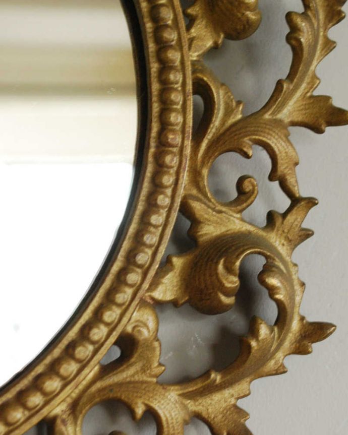 アンティーク ミラー(鏡) アンティーク雑貨 ゴージャスなゴールドのフレームが美しい、アンティークミラー。アンティークらしい木の美しさが特長ドッシリとした雰囲気がカッコいい木枠のアンティークミラー。(k-2694-z)