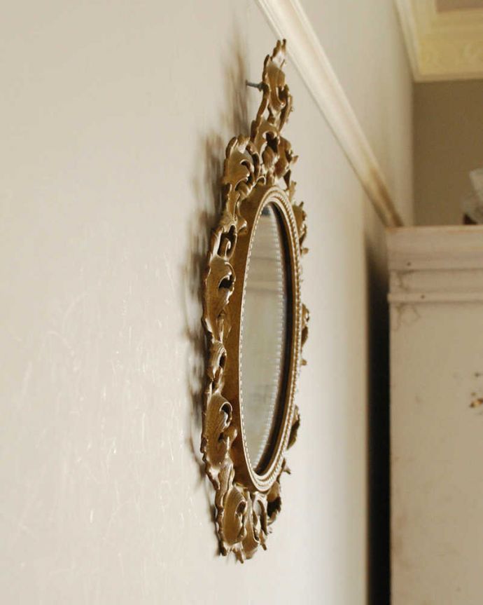 アンティーク ミラー(鏡) アンティーク雑貨 ゴージャスなゴールドのフレームが美しい、アンティークミラー。横から見ると…アンティークなので多少のキズ・汚れがある場合がありますがキレイなものを買い付けてきたのでご了承下さい。(k-2694-z)