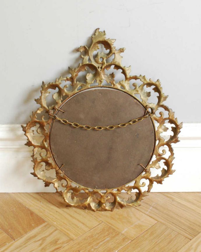 アンティーク ミラー(鏡) アンティーク雑貨 ゴージャスなゴールドのフレームが美しい、アンティークミラー。裏面を見てみると…壁に取り付けられるよう修復の際、金具をしっかり取り付けました。(k-2694-z)