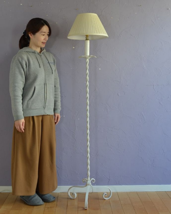 スタンドライト　照明・ライティング　白いアイアン製のアンティークフロアランプ（Ｂ22シャンデリア球付）。。(k-2695-f)