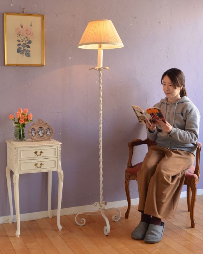 スタンドライト　照明・ライティング　白いアイアン製のアンティークフロアランプ（Ｂ22シャンデリア球付）。。(k-2695-f)