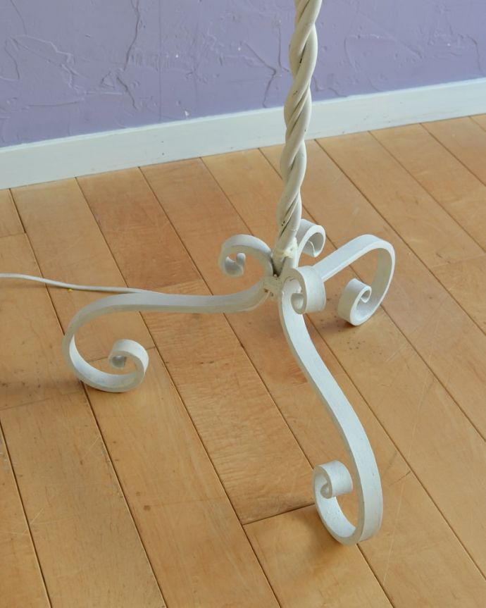 スタンドライト　照明・ライティング　白いアイアン製のアンティークフロアランプ（Ｂ22シャンデリア球付）。。(k-2695-f)