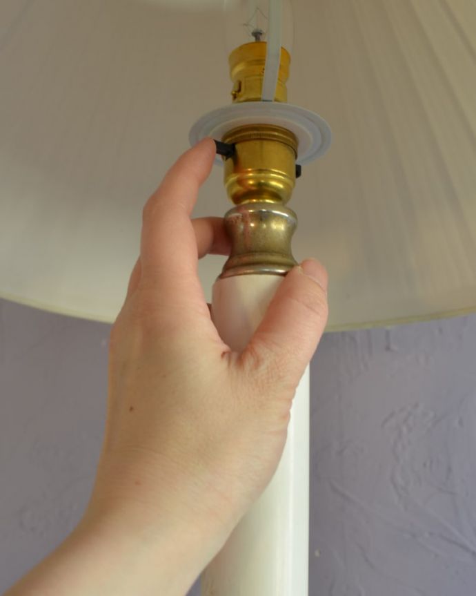 スタンドライト　照明・ライティング　白いアイアン製のアンティークフロアランプ（Ｂ22シャンデリア球付）。。(k-2695-f)