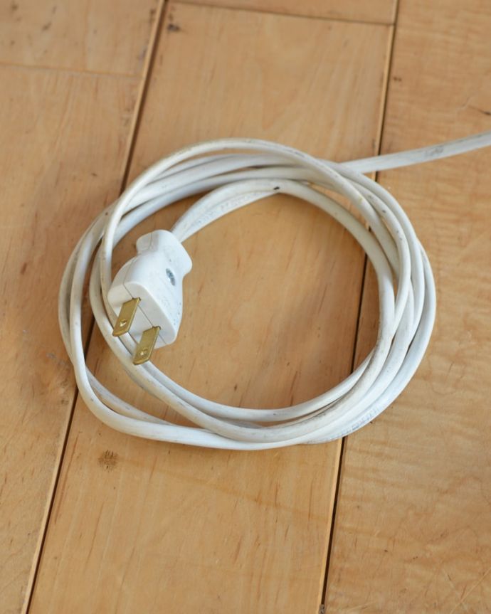 スタンドライト　照明・ライティング　白いアイアン製のアンティークフロアランプ（Ｂ22シャンデリア球付）。。(k-2695-f)