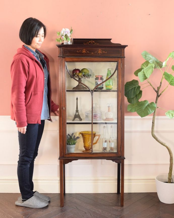 アンティークのキャビネット　アンティーク家具　英国アンティーク家具、テーパードレッグが美しいガラスキャビネットのショーケース。眺めているだけで幸せ･･･芸術的に美しいディスプレイキャビネットは、置くだけで周りの空気を変えてくれます。(k-2696-f)
