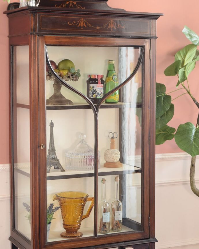 アンティークのキャビネット　アンティーク家具　英国アンティーク家具、テーパードレッグが美しいガラスキャビネットのショーケース。扉に描かれた模様の美しさアンティークのガラスを通して中に入っているものを見ると、なんだかちょっと高級に見えるんです。(k-2696-f)