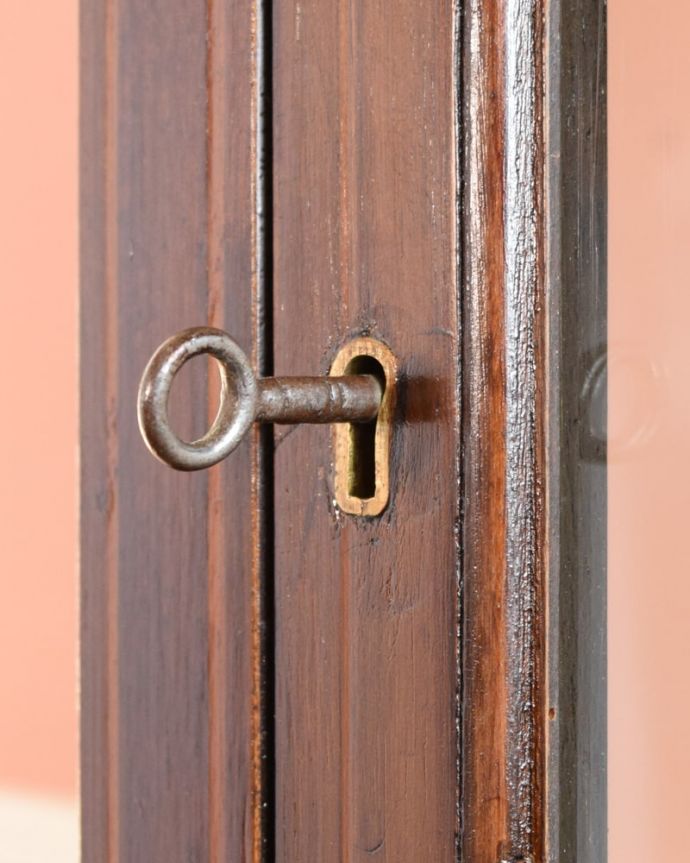 アンティークのキャビネット　アンティーク家具　英国アンティーク家具、テーパードレッグが美しいガラスキャビネットのショーケース。開ける度にワクワク取っ手もアンティークらしいデザイン。(k-2696-f)