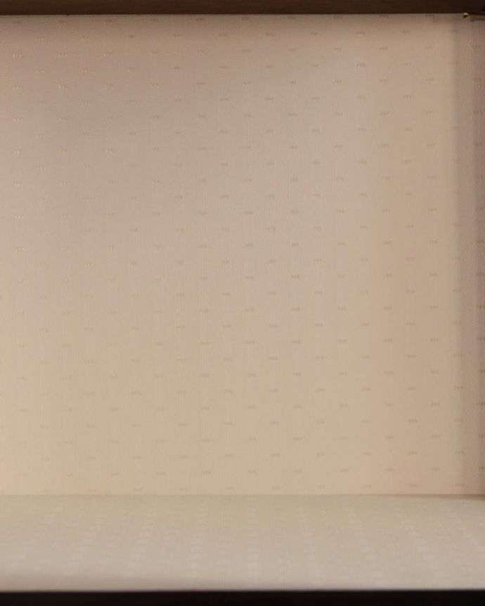 アンティークのキャビネット　アンティーク家具　英国アンティーク家具、テーパードレッグが美しいガラスキャビネットのショーケース。新しく貼り替えましたキャビネットに似合う生地を選んで張り替えた背板。(k-2696-f)