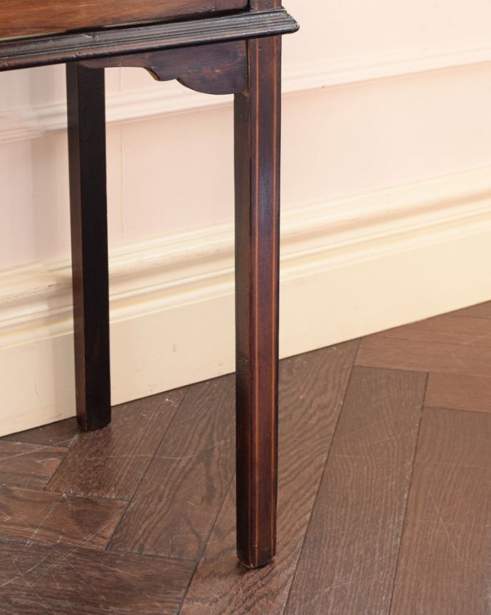 アンティークのキャビネット　アンティーク家具　英国アンティーク家具、テーパードレッグが美しいガラスキャビネットのショーケース。女性１人でラクラク運べちゃうんですHandleのアンティークは、脚の裏にフェルトキーパーをお付けしています。(k-2696-f)