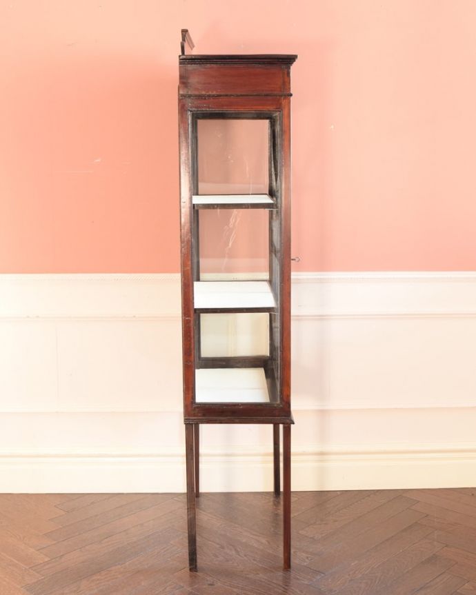 アンティークのキャビネット　アンティーク家具　英国アンティーク家具、テーパードレッグが美しいガラスキャビネットのショーケース。横から見ても素敵なんですガラスキャビネットはどこから見ても美しい！いろんな角度から中を見て楽んで下さい。(k-2696-f)