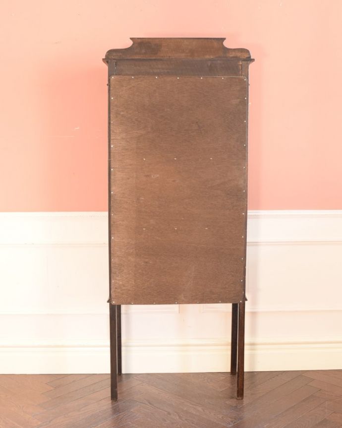 アンティークのキャビネット　アンティーク家具　英国アンティーク家具、テーパードレッグが美しいガラスキャビネットのショーケース。キレイに修復しました！アンティークは新品ではないので、経年変化によるキズはありますが、専門の職人がキレイにお直しをしているので、後姿までキレイです。(k-2696-f)