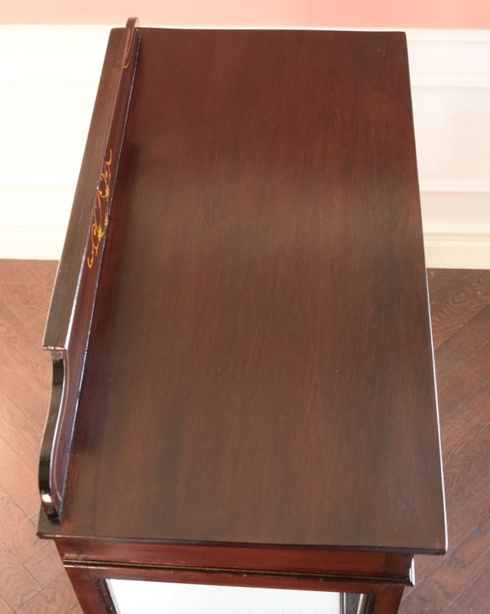 アンティークのキャビネット　アンティーク家具　英国アンティーク家具、テーパードレッグが美しいガラスキャビネットのショーケース。塗装もキレイに仕上げました上から見るとこんな形のキャビネットです。(k-2696-f)