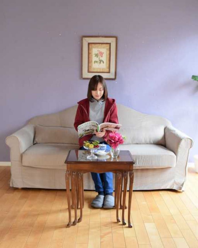 アンティークのテーブル アンティーク家具 高級感漂うウォルナット材の英国アンティーク家具、ガラス天板のネストテーブル 。親子一緒の姿が可愛いネストテーブルネストとは巣のこと。(k-2698-f)