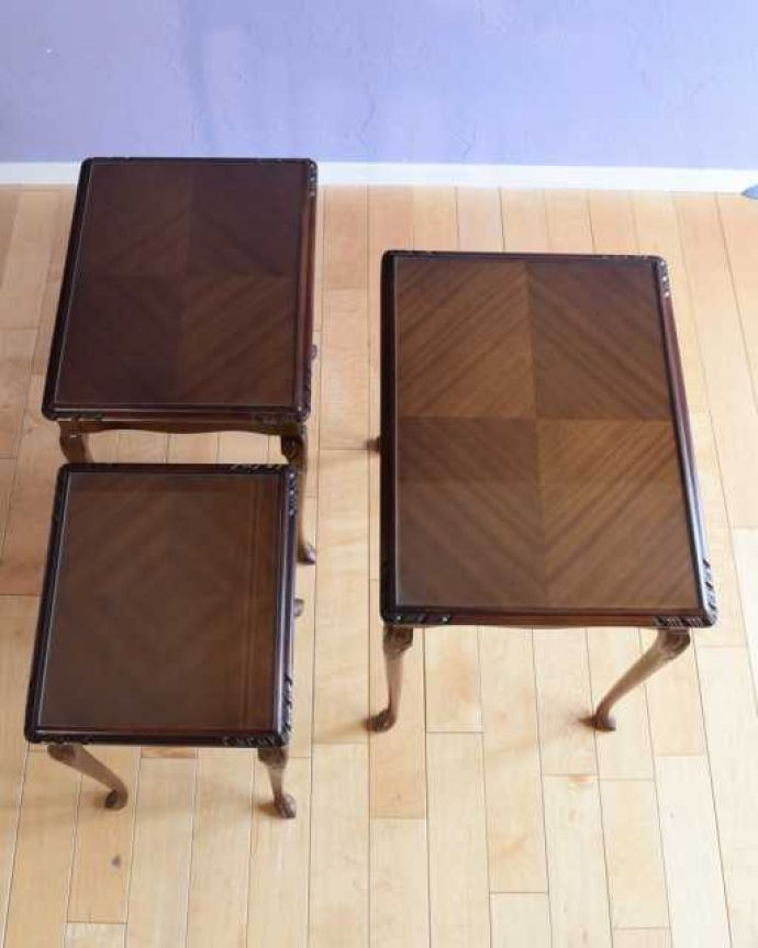 アンティークのテーブル アンティーク家具 高級感漂うウォルナット材の英国アンティーク家具、ガラス天板のネストテーブル 。3つを並べて上から見てみましょう大中小3つを並べてみると、こんな感じです。(k-2698-f)