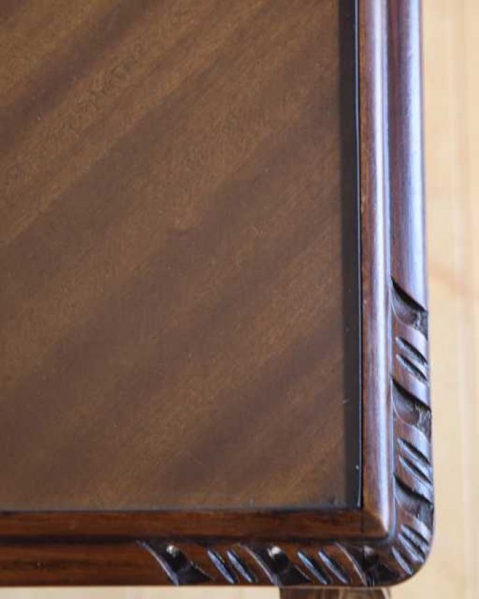 アンティークのテーブル アンティーク家具 高級感漂うウォルナット材の英国アンティーク家具、ガラス天板のネストテーブル 。天板も修復したのでキレイです修復の時、古い塗装を剥離して再塗装してあるので天板もピカピカです。(k-2698-f)