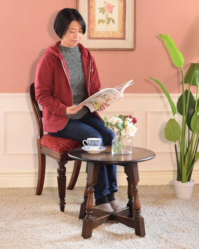 アンティークのテーブル　アンティーク家具　イギリスのアンティーク家具、持ち運びができるコンパクトサイズのコーヒーテーブル。どんな場所にも似合う英国らしいコーヒーテーブル実用的に使える英国らしいアンティークのコーヒーテーブル。(k-2700-f)