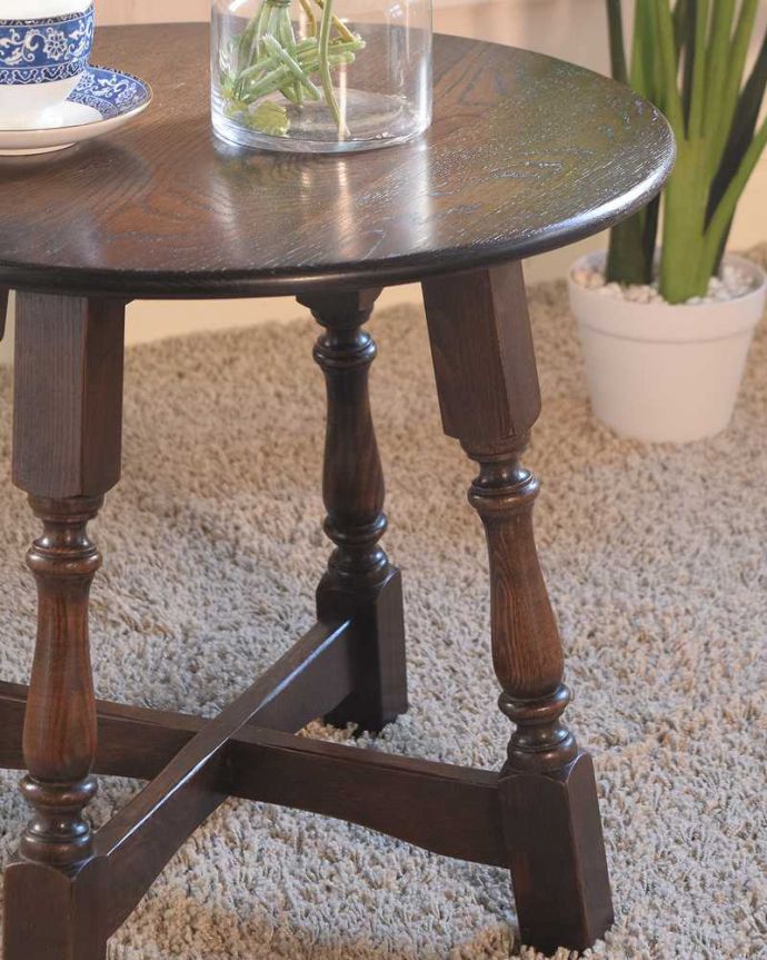 アンティークのテーブル　アンティーク家具　イギリスのアンティーク家具、持ち運びができるコンパクトサイズのコーヒーテーブル。英国らしく凝った彫りの入った脚脚だけを見ても、アンティークらしさが感じられる凝った彫。(k-2700-f)