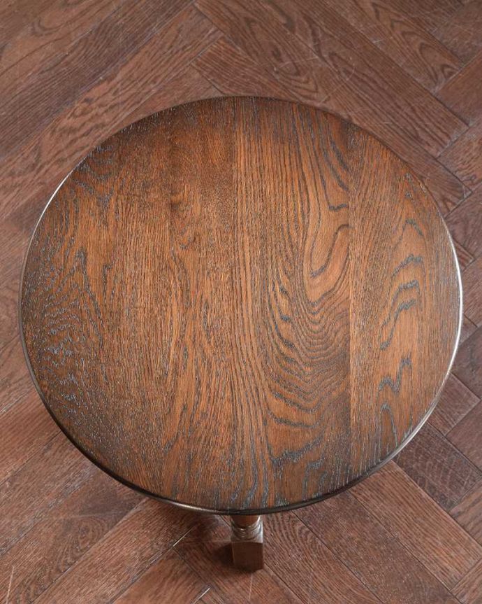 アンティークのテーブル　アンティーク家具　イギリスのアンティーク家具、持ち運びができるコンパクトサイズのコーヒーテーブル。天板を上から見ると･･･コーヒーテーブルの天板は毎日使う場所だから、しっかり修復しました。(k-2700-f)