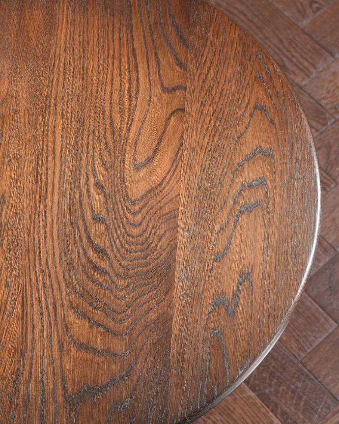 アンティークのテーブル　アンティーク家具　イギリスのアンティーク家具、持ち運びができるコンパクトサイズのコーヒーテーブル。近づいて見てみると･･･アンティークはもちろん新品ではないので小さなキズや汚れはありますが、キレイにお直ししたので満足して頂ける自信があります！。(k-2700-f)