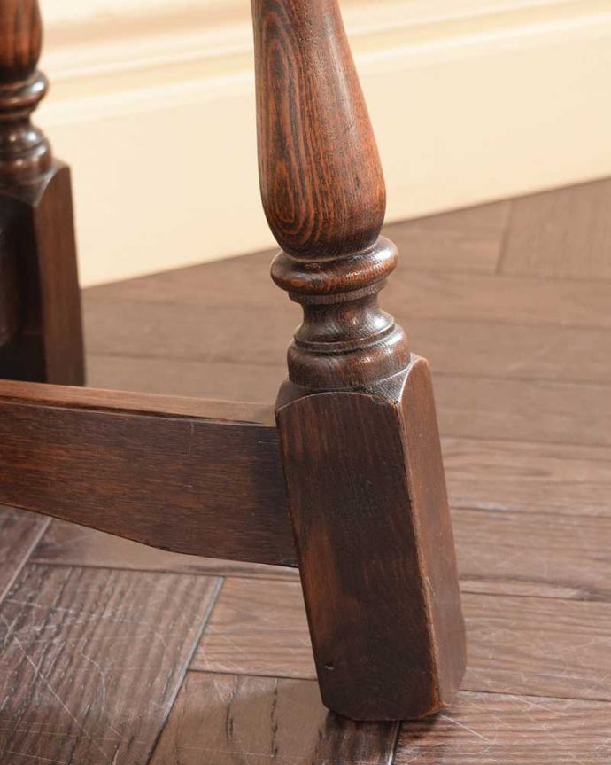 アンティークのテーブル　アンティーク家具　イギリスのアンティーク家具、持ち運びができるコンパクトサイズのコーヒーテーブル。持ち上げなくても移動できます！Handleのアンティークは、脚の裏にフェルトキーパーをお付けしていますので、床を滑らせて簡単に移動する事が出来ます。(k-2700-f)