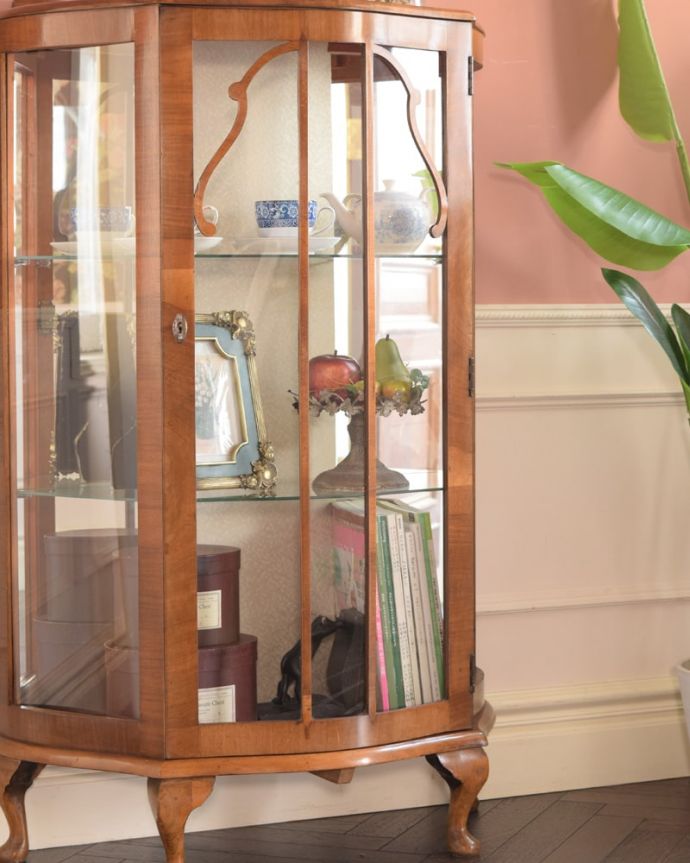 アンティークのキャビネット　アンティーク家具　英国で見つけたアンティーク家具、背中のミラーがキラキラ輝くガラスキャビネット。ガラス越しに中をのぞいてみると･･･光りが入るとミラーに反射してキラッと輝くから、中に入れたものにまるでスポットライトが当たっているように見えちゃうんです。(k-2701-f)
