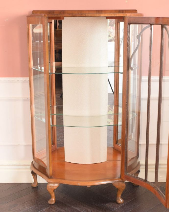 アンティークのキャビネット　アンティーク家具　英国で見つけたアンティーク家具、背中のミラーがキラキラ輝くガラスキャビネット。扉を開けて中を見てみると…背板の布は新しい生地に張り替えました。(k-2701-f)