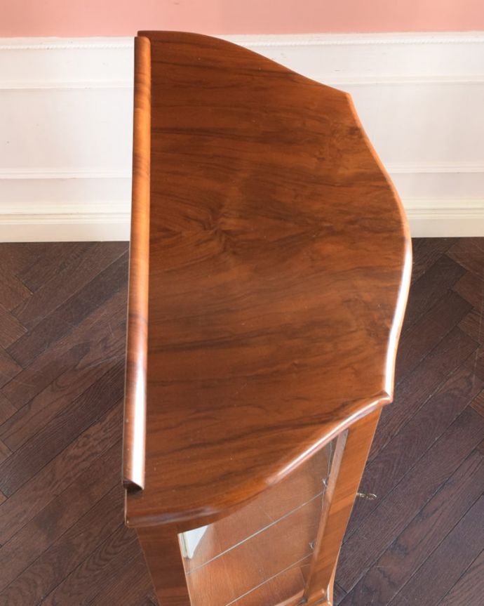 アンティークのキャビネット　アンティーク家具　英国で見つけたアンティーク家具、背中のミラーがキラキラ輝くガラスキャビネット。こんな形をしたキャビネットです。(k-2701-f)