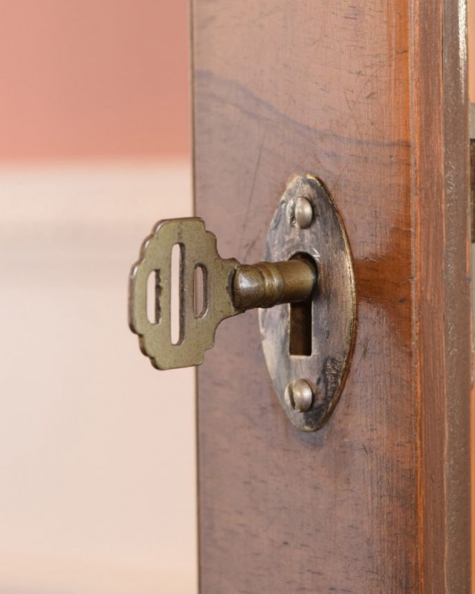 アンティークのキャビネット　アンティーク家具　英国で見つけたアンティーク家具、背中のミラーがキラキラ輝くガラスキャビネット。開ける度にワクワク･･･鍵が付いています。(k-2701-f)