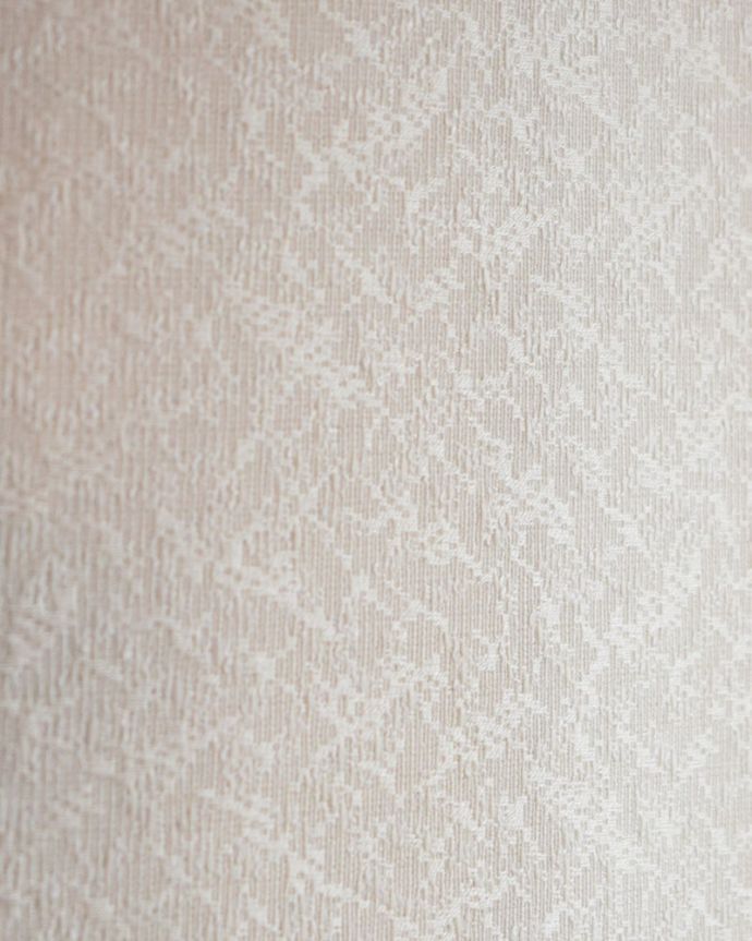 アンティークのキャビネット　アンティーク家具　英国で見つけたアンティーク家具、背中のミラーがキラキラ輝くガラスキャビネット。新しく貼り替えましたキャビネットに似合う生地を選んで張り替えた背板。(k-2701-f)